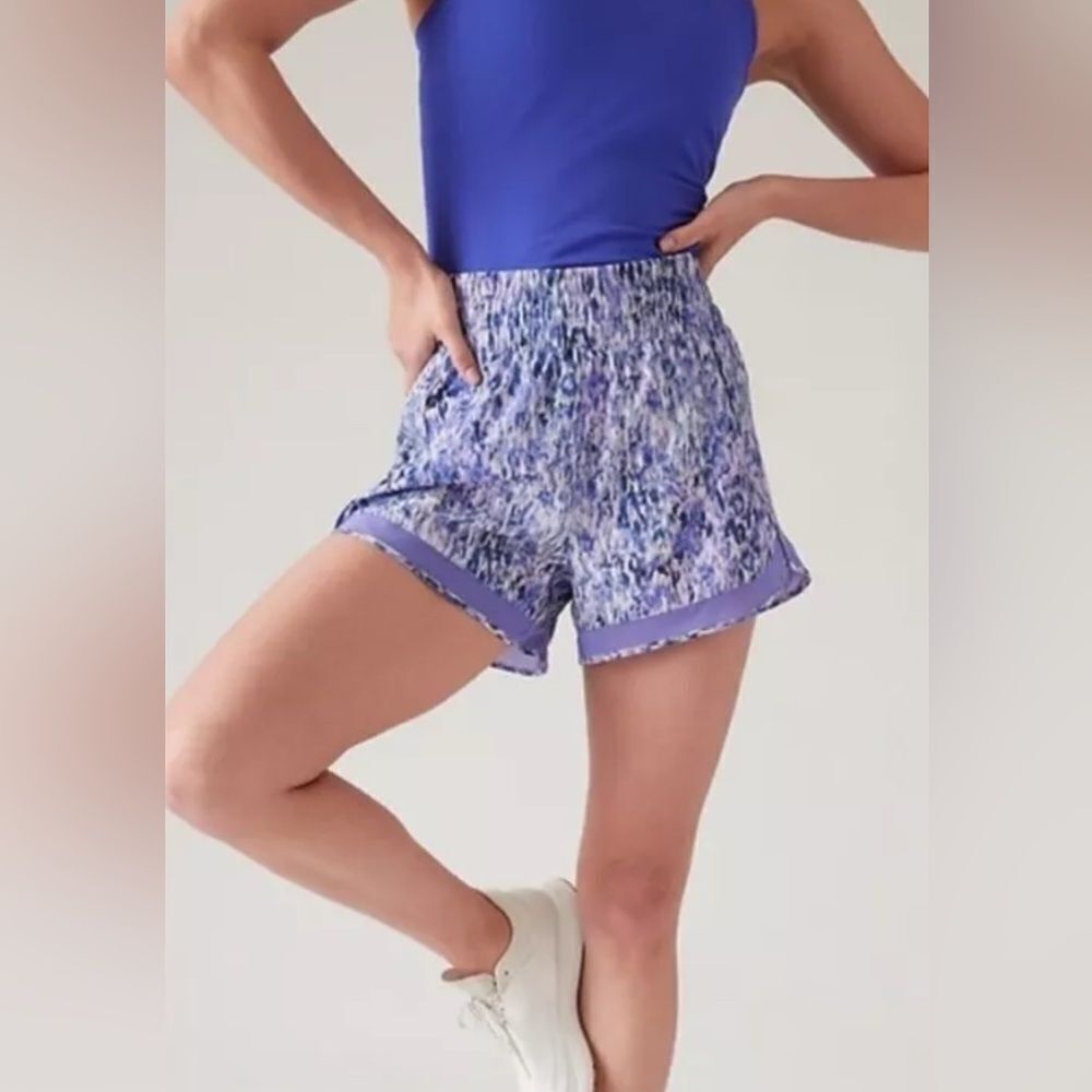 Athleta high-rise mesh racer run 3" short. Size Small EUC